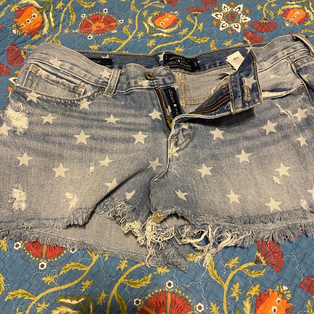 Lucky brand low rise, star print shorts.